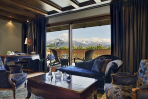 Deluxe Suite, 1 King Bed, Balcony, Mountain View