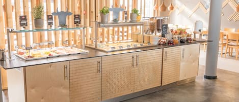 Tägliches Frühstücksbuffet (18 EUR pro Person)