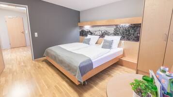 Zimmersafe, Verdunkelungsvorhänge, kostenloses WLAN, Bettwäsche