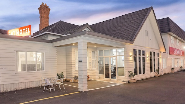 A motel with a prominent '540 Motel' sign, a covered entrance, and a parking lot. - 540 on Great South Motel (Auckland)