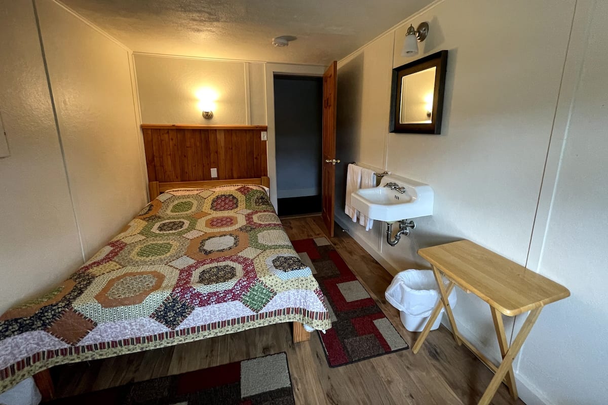 Full Size Bed Room With Shared Bathroom (Pets not allowed) | Blendingsgardiner, wi-fi (inkludert), vekkerklokke og sengetøy