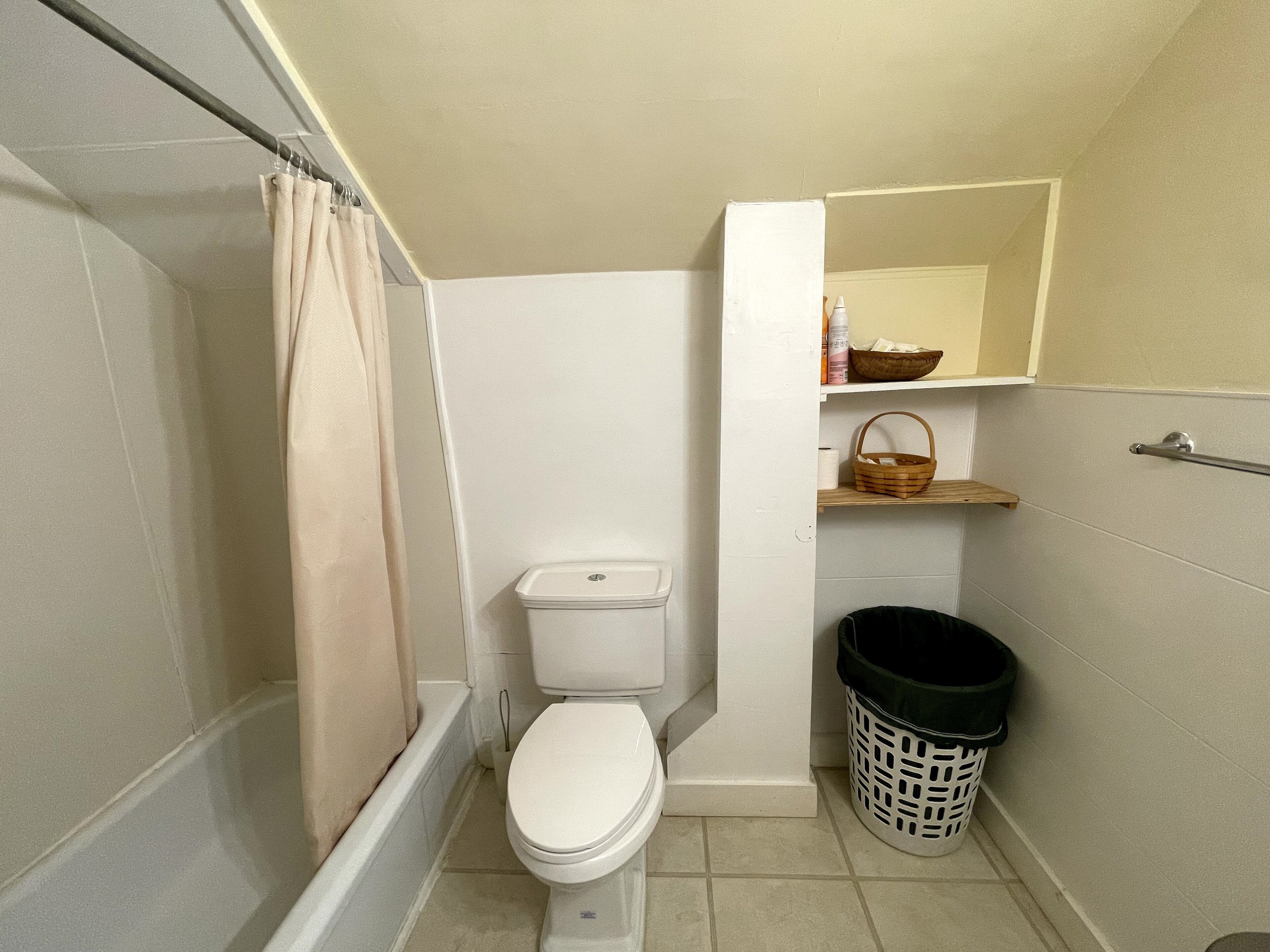 queen and twin room with shared bathroom (pets not allowed) | bathroom | towels