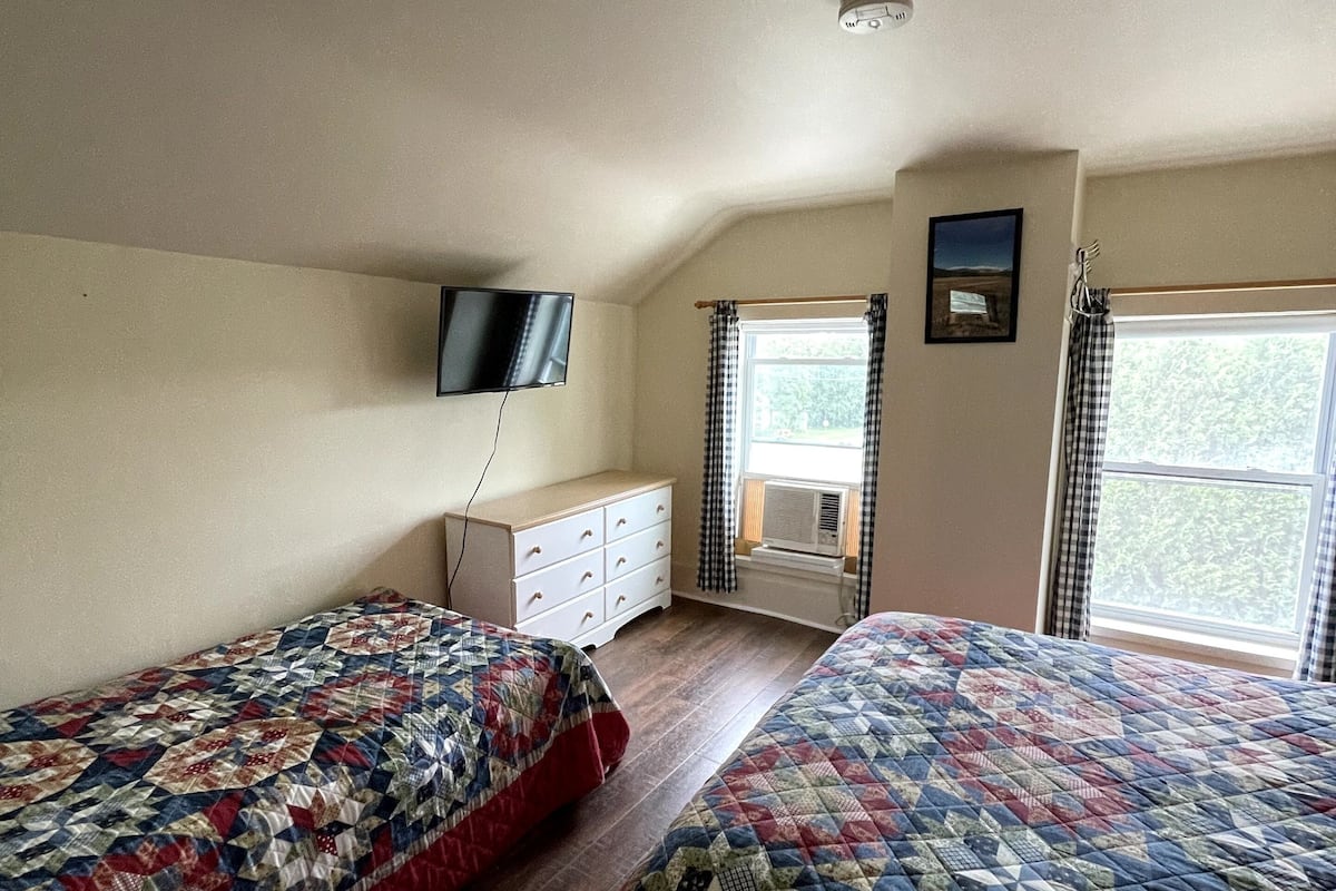 Queen and Twin Room With Shared Bathroom (Pets not allowed) | Blendingsgardiner, wi-fi (inkludert), vekkerklokke og sengetøy