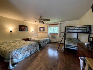 Habitación familiar | Cortinas opacas, wifi gratis, ropa de cama y despertador