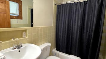 Two Queen Bed Motel Unit | Bathroom | Towels