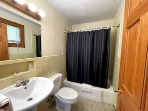 Family Room | Bathroom | Towels - The Riverside Inn (Stowe)