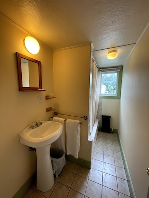 Full Size Bed Room With Private Bathroom (Pets not allowed) | Banheiro | Toalhas de banho