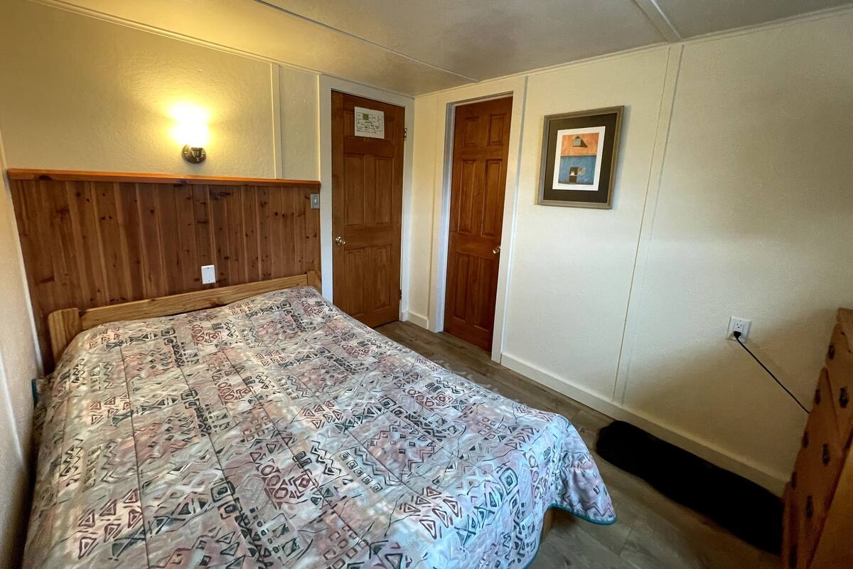 Full Size Bed Room With Private Bathroom (Pets not allowed) | Blendingsgardiner, wi-fi (inkludert), vekkerklokke og sengetøy
