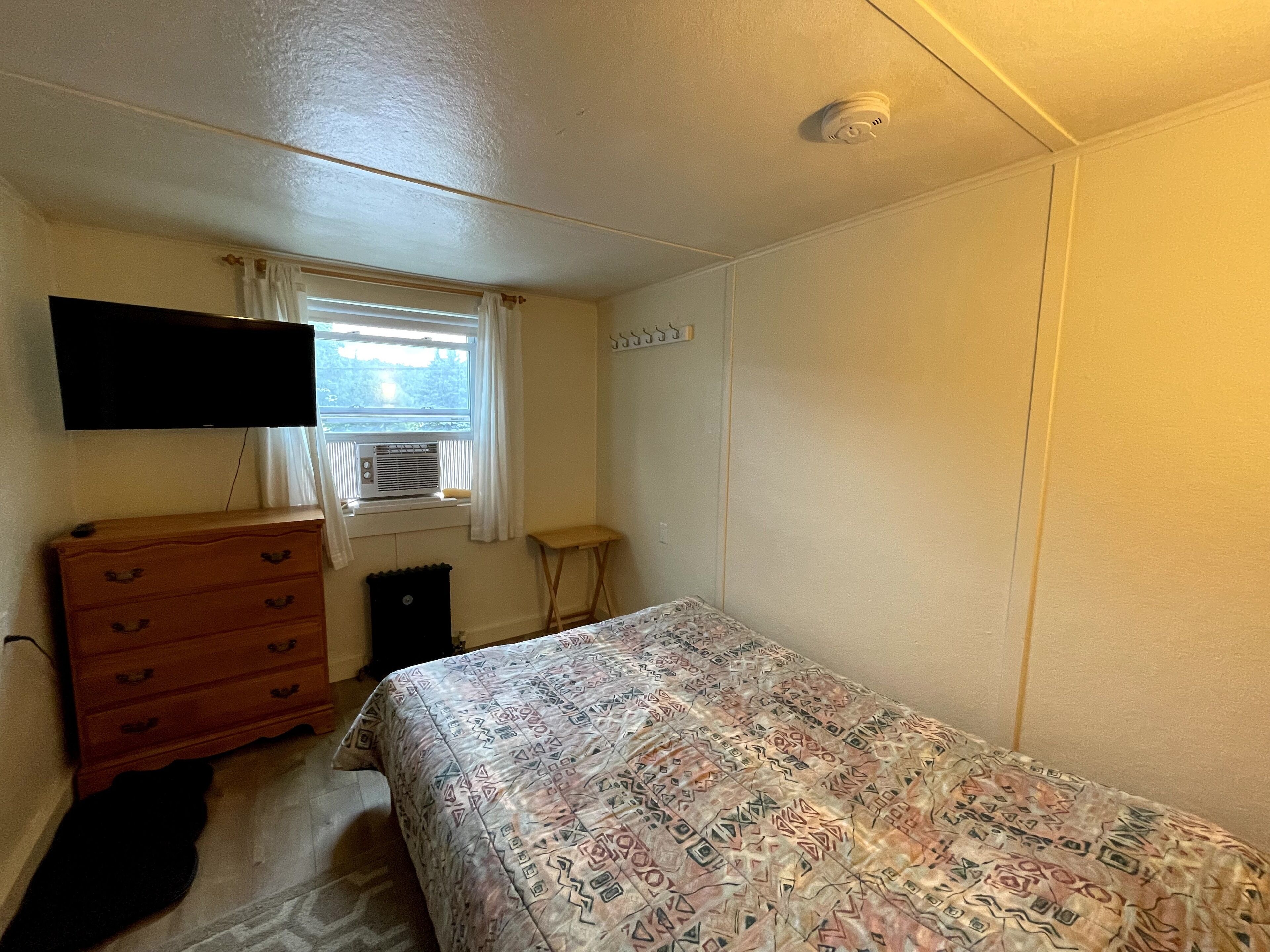 full size bed room with private bathroom (pets not allowed) | blackout curtains, free wifi, bed sheets, alarm clocks