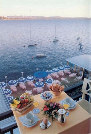 Plage privée, sable blanc, chaise longue, parasol