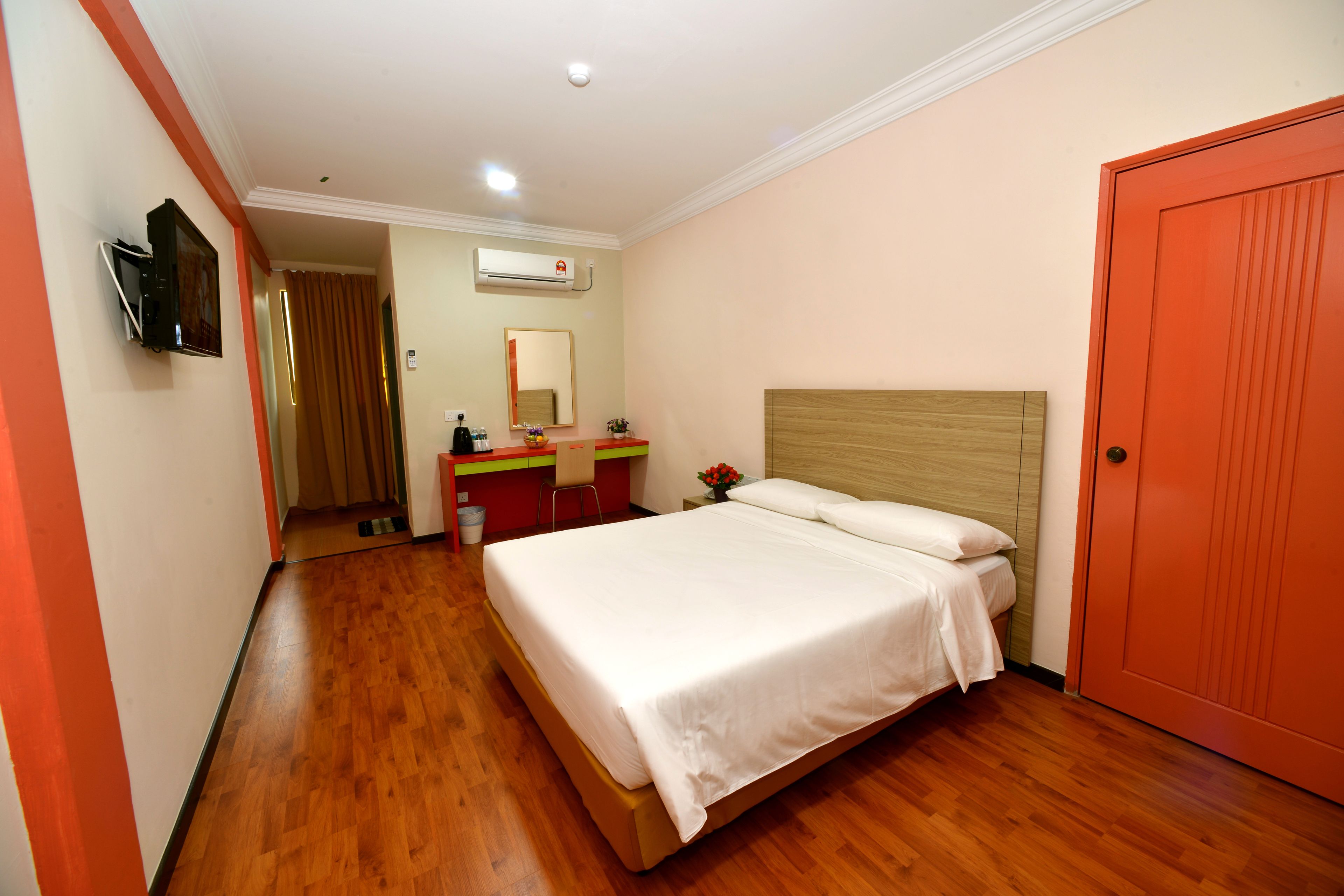 deluxe queen room | in-room safe, desk, soundproofing, free wifi