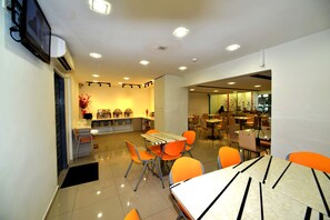 Daily buffet breakfast (MYR 15 per person)