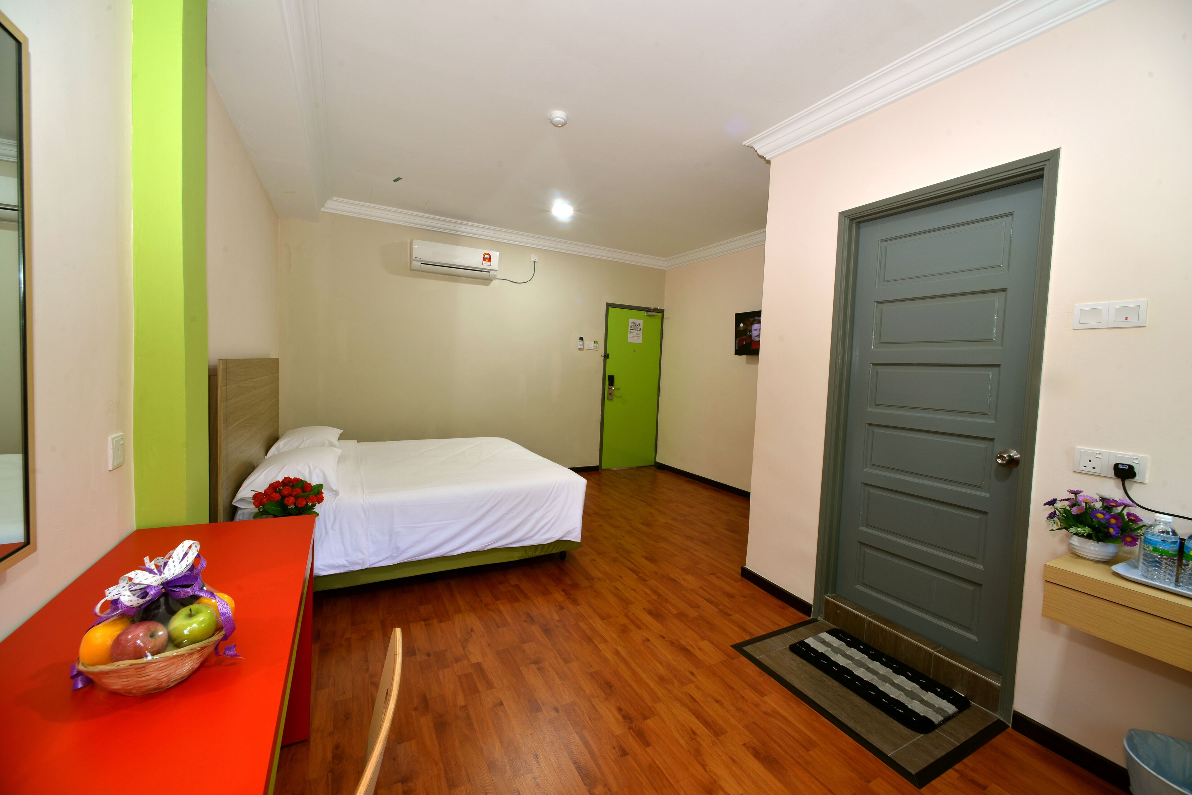 deluxe queen room | in-room safe, desk, soundproofing, free wifi