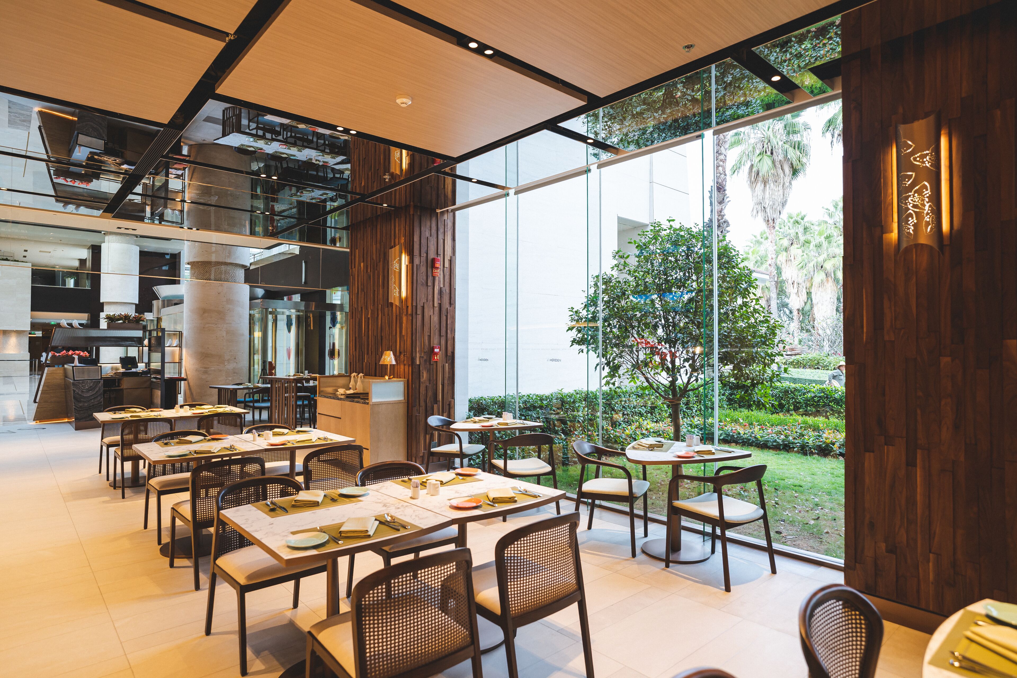 2 restaurants, breakfast, lunch, dinner served; international cuisine