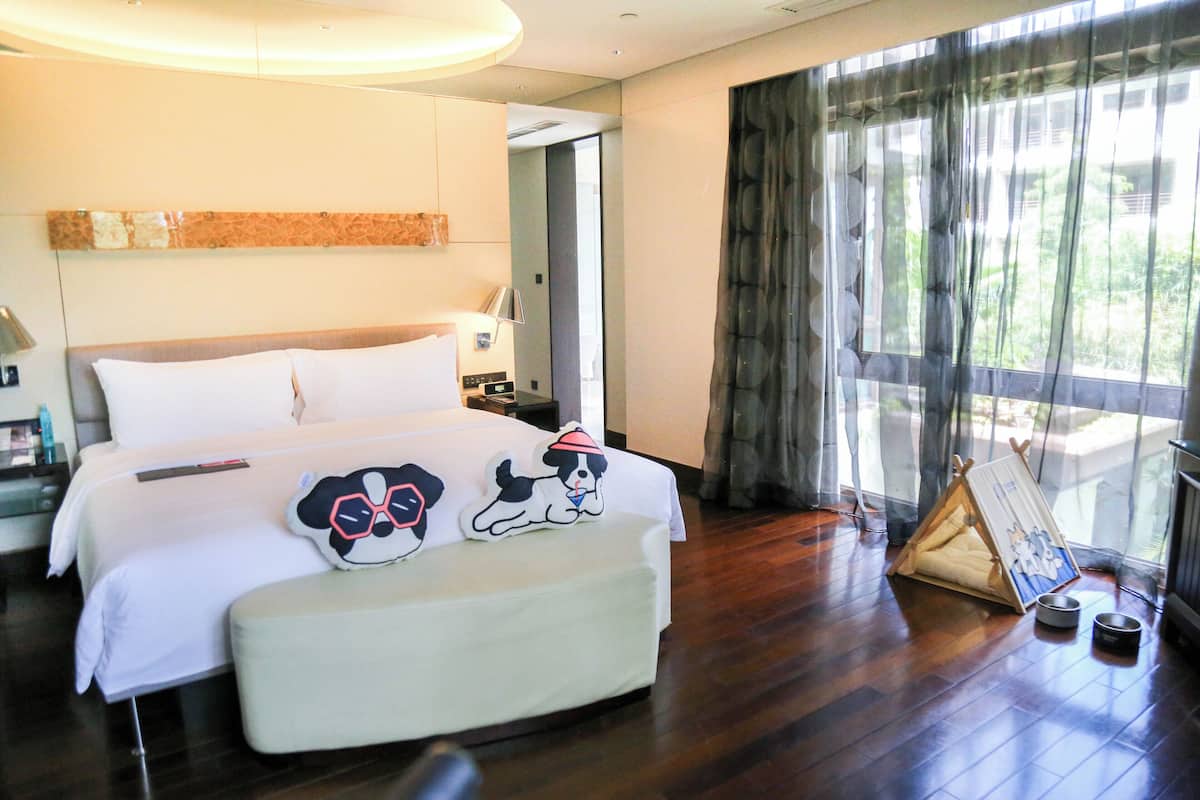 Club Room, 1 Bedroom | Premium bedding, down comforters, pillowtop beds, minibar