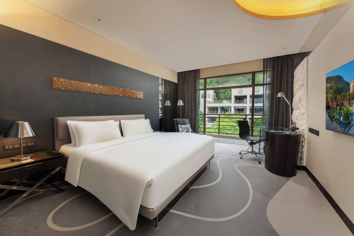 Premium bedding, down comforters, pillowtop beds, minibar