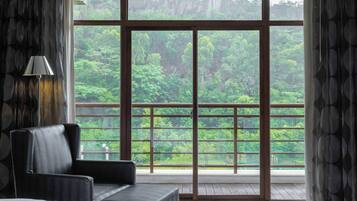 Family Room, 1 King Bed, Non Smoking, Balcony | Mountain view