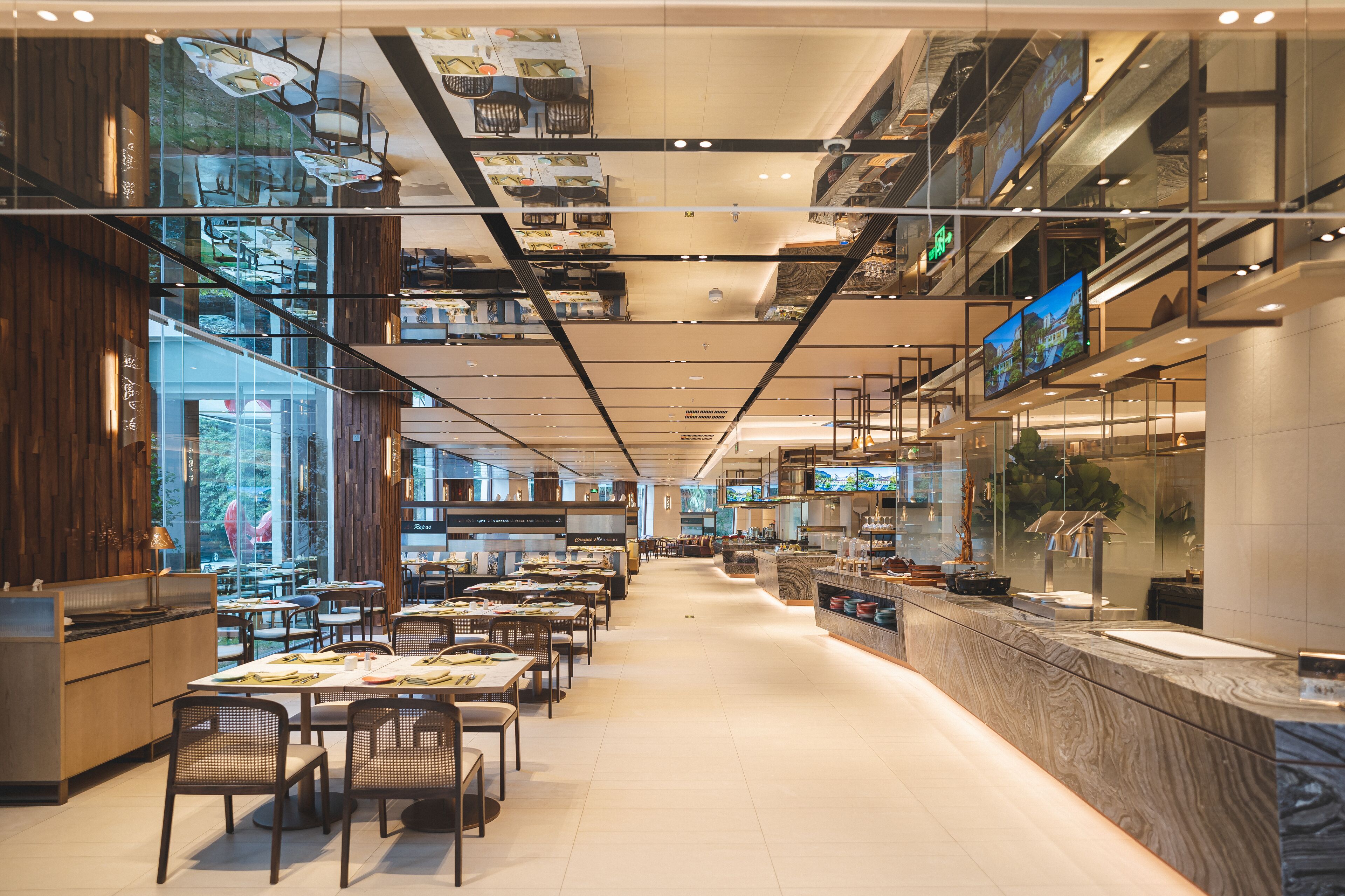 2 ห้องอาหาร, บริการอาหารเช้า อาหารกลางวัน อาหารเย็น, อาหารจีน