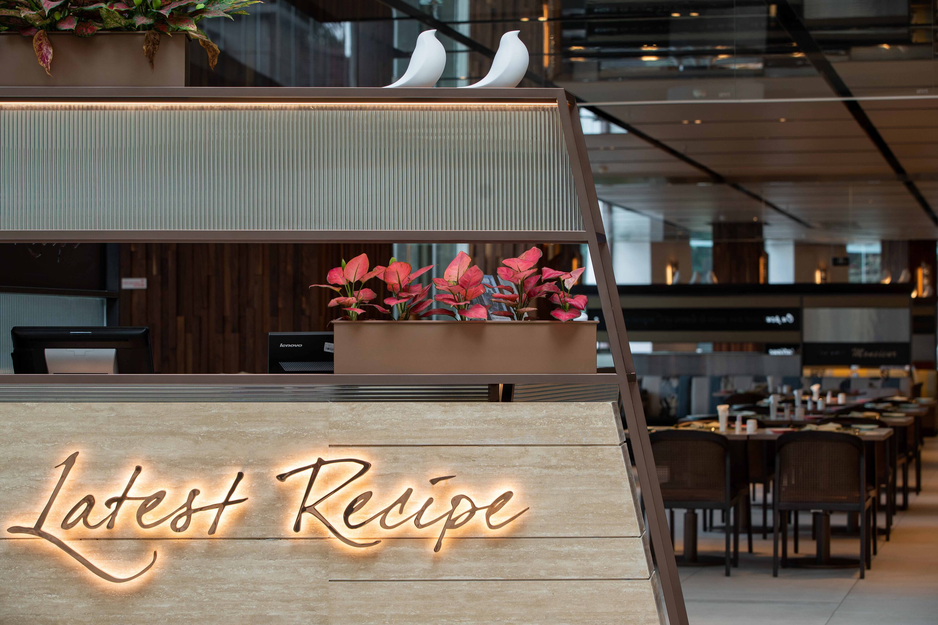 2 restaurantes; se sirven desayunos, almuerzos, cenas y cocina china 