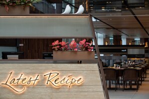 Här finns 2 restauranger som serverar frukost.