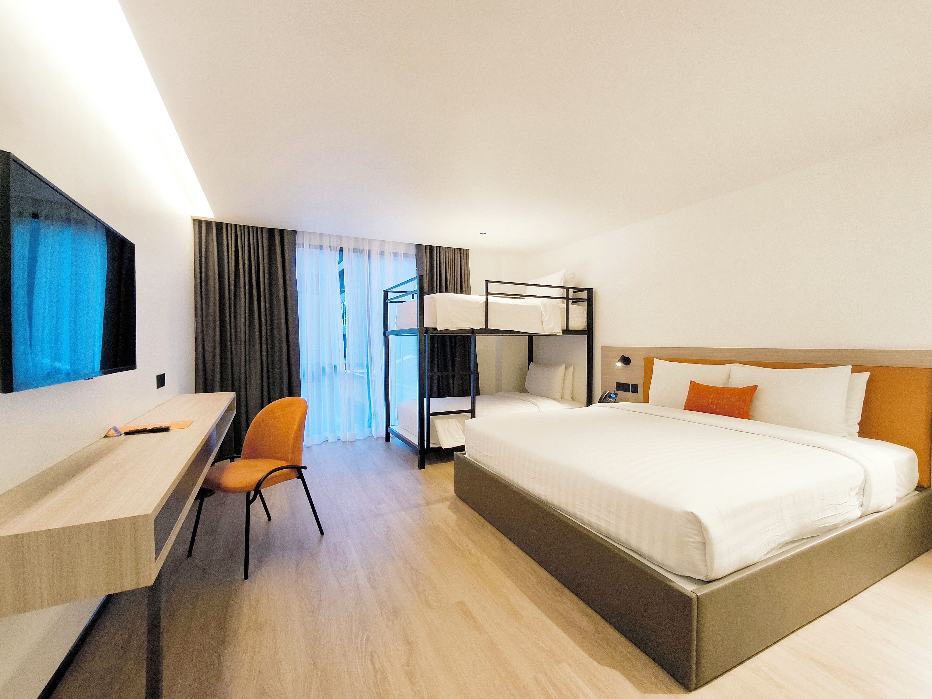 premier room with bunk bed | 1 bedroom, in-room safe, desk, laptop workspace