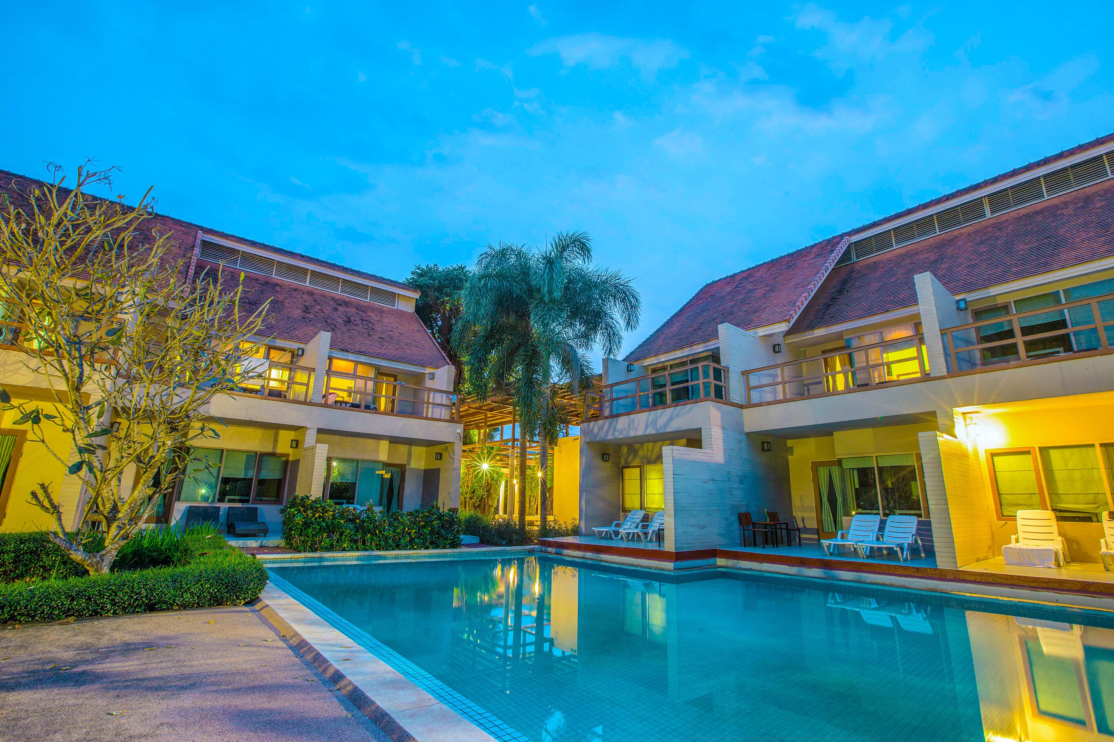 2 piscines extérieures, chaises longues