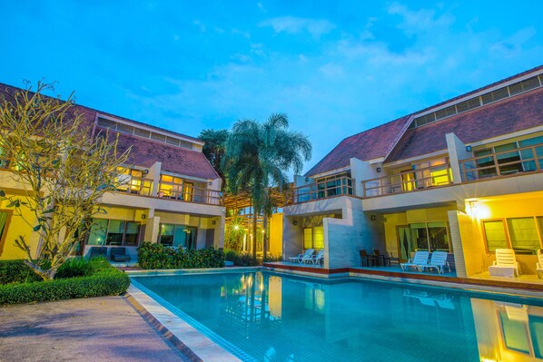 2 outdoor pools, pool loungers