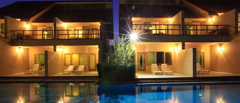 Deluxe Pool Access | สระว่ายน้ำกลางแจ้ง | 2 สระว่ายน้ำกลางแจ้ง, เก้าอี้อาบแดดริมสระ