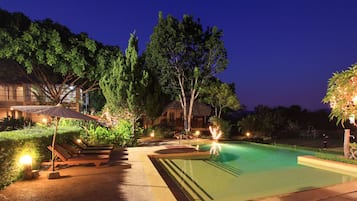 2 piscinas externas, espreguiçadeiras