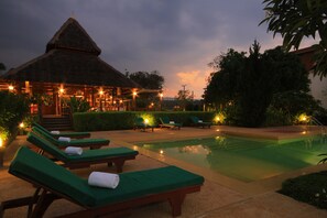 2 utendørsbassenger og solsenger