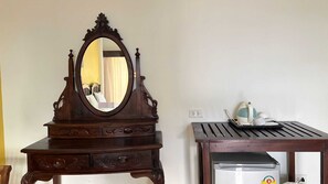 Deluxe Twin Room | In-room safe, desk, blackout drapes, free WiFi