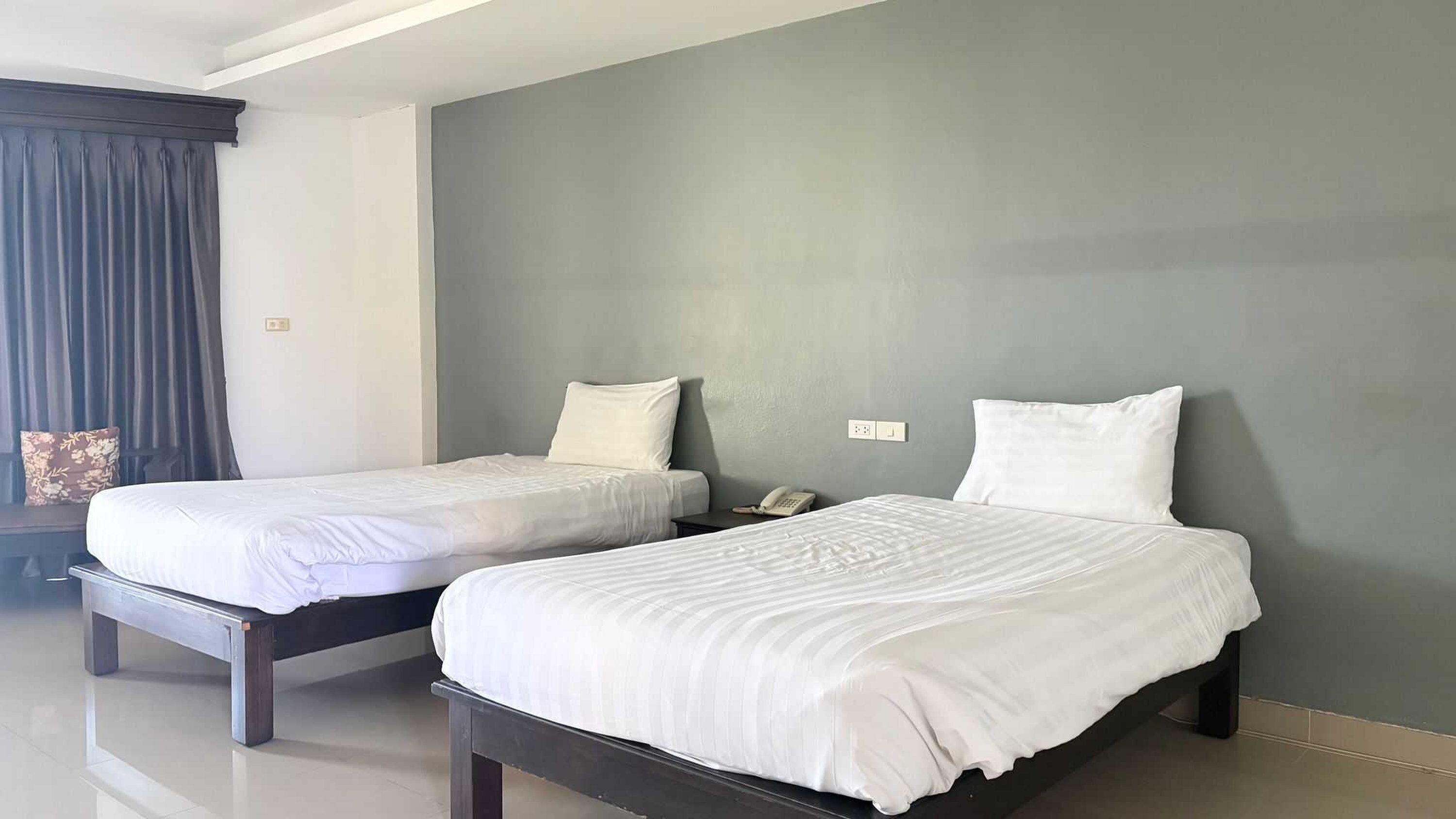 Chambre Deluxe avec lits jumeaux | Coffre-fort, bureau, rideaux d’obscurcissement, accès au Wi-Fi (inclus)