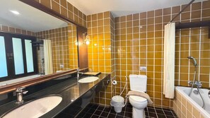 豪華三人房 | 浴室 | 獨立浴缸及淋浴設備、免費梳洗用品、風筒、浴袍