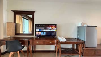 Deluxe Twin Room | In-room safe, desk, blackout curtains, free WiFi