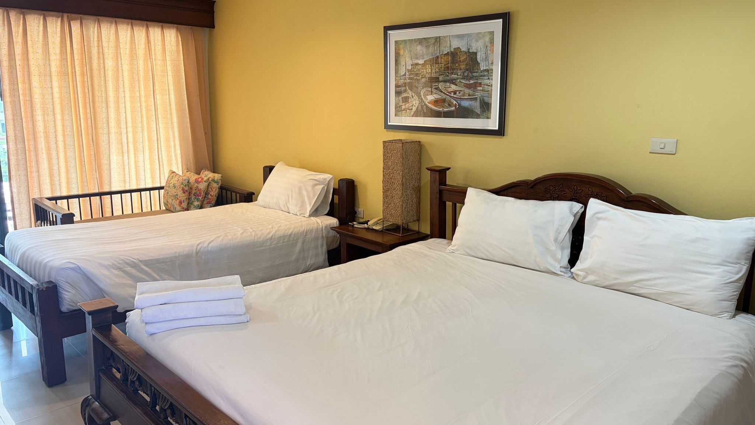 Chambre triple Deluxe | Coffre-fort, bureau, rideaux d’obscurcissement, accès au Wi-Fi (inclus)