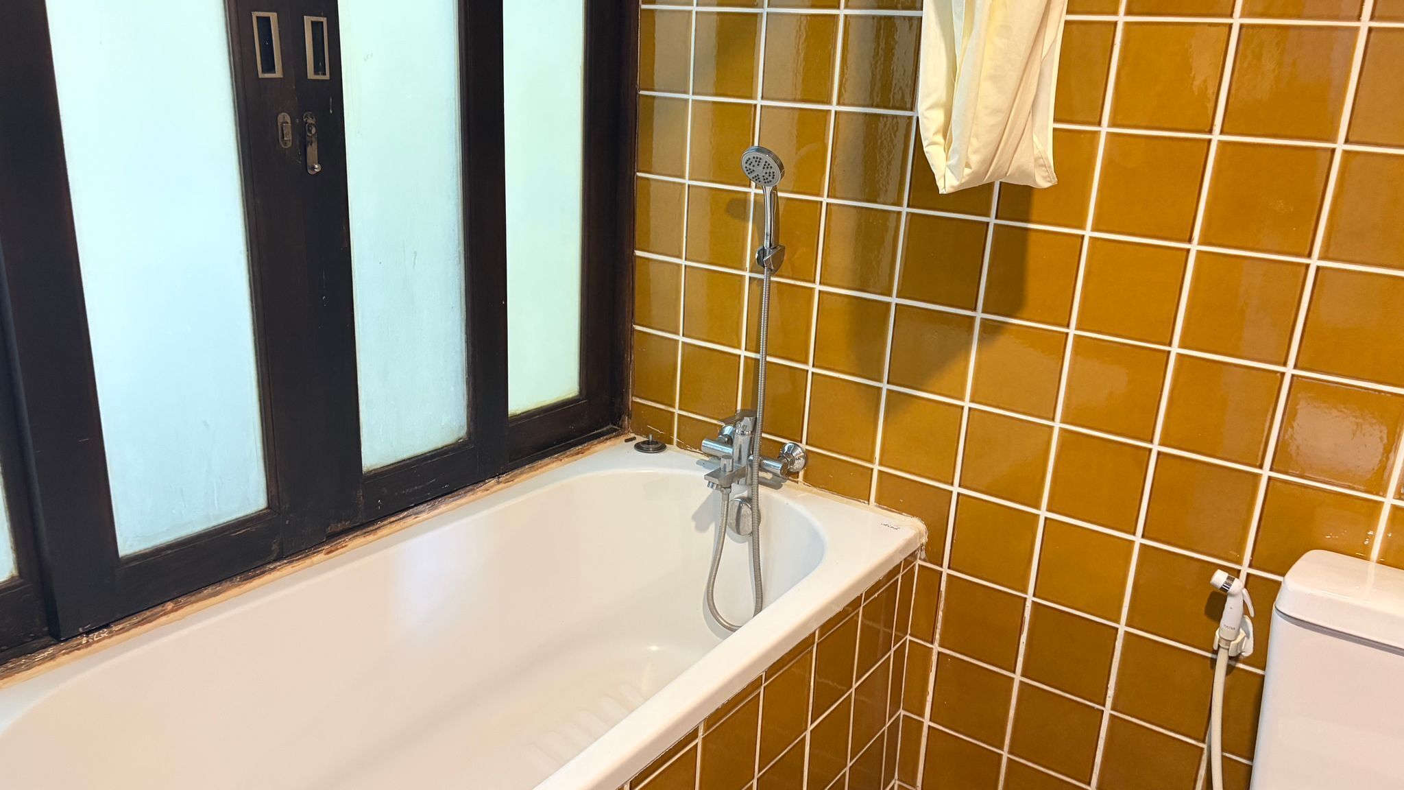 Un baño con bañera, ducha e inodoro.