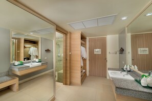 Premier Family Bunk Bed | Minibar, in-room safe, desk, free WiFi - The Briza Beach Resort Khaolak (Thai Mueang)