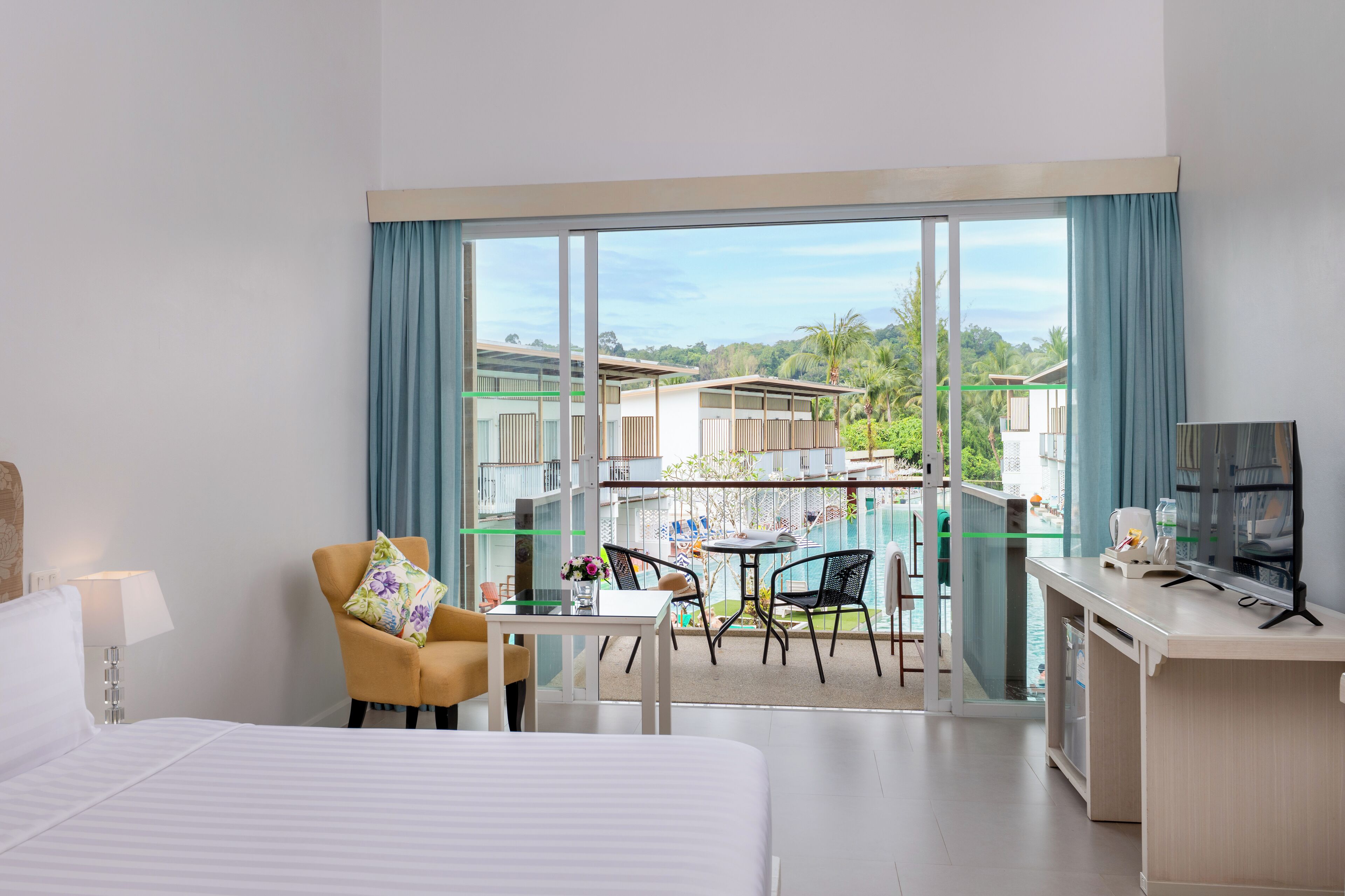 deluxe pool view | minibar, in-room safe, desk, rollaway beds