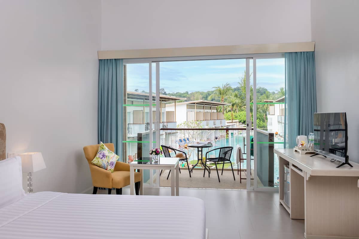 deluxe pool view | minibar, in-room safe, desk, rollaway beds
