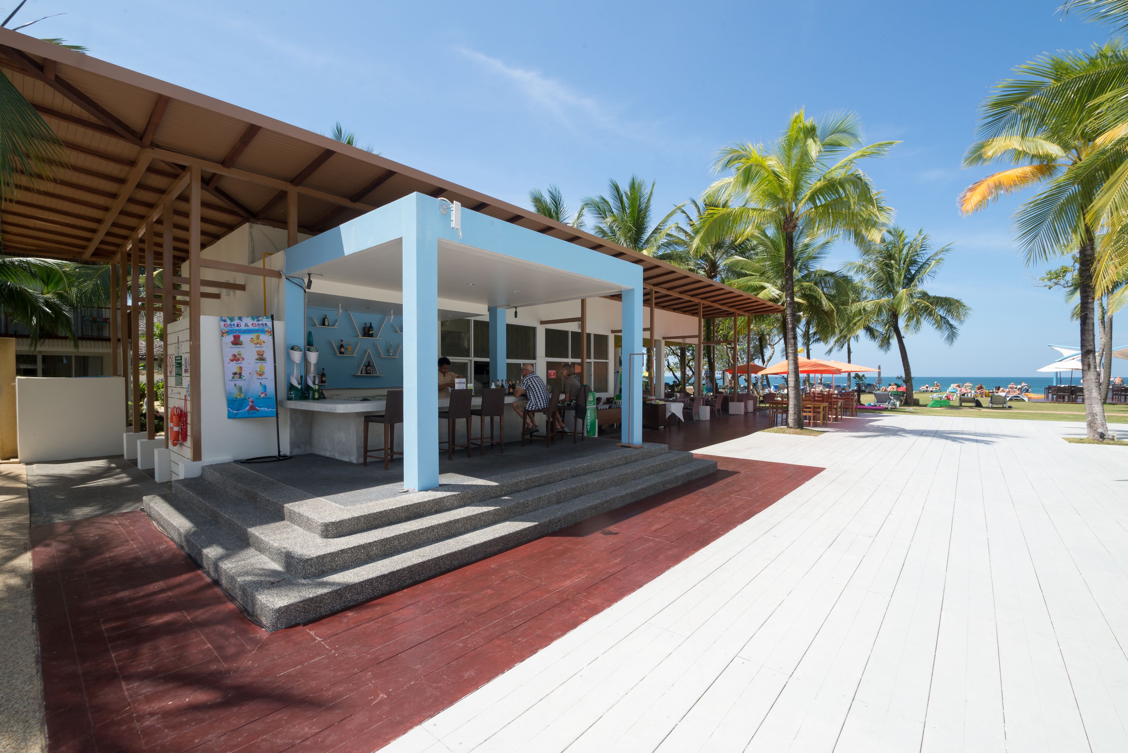 2 bars/lounges, poolside bar