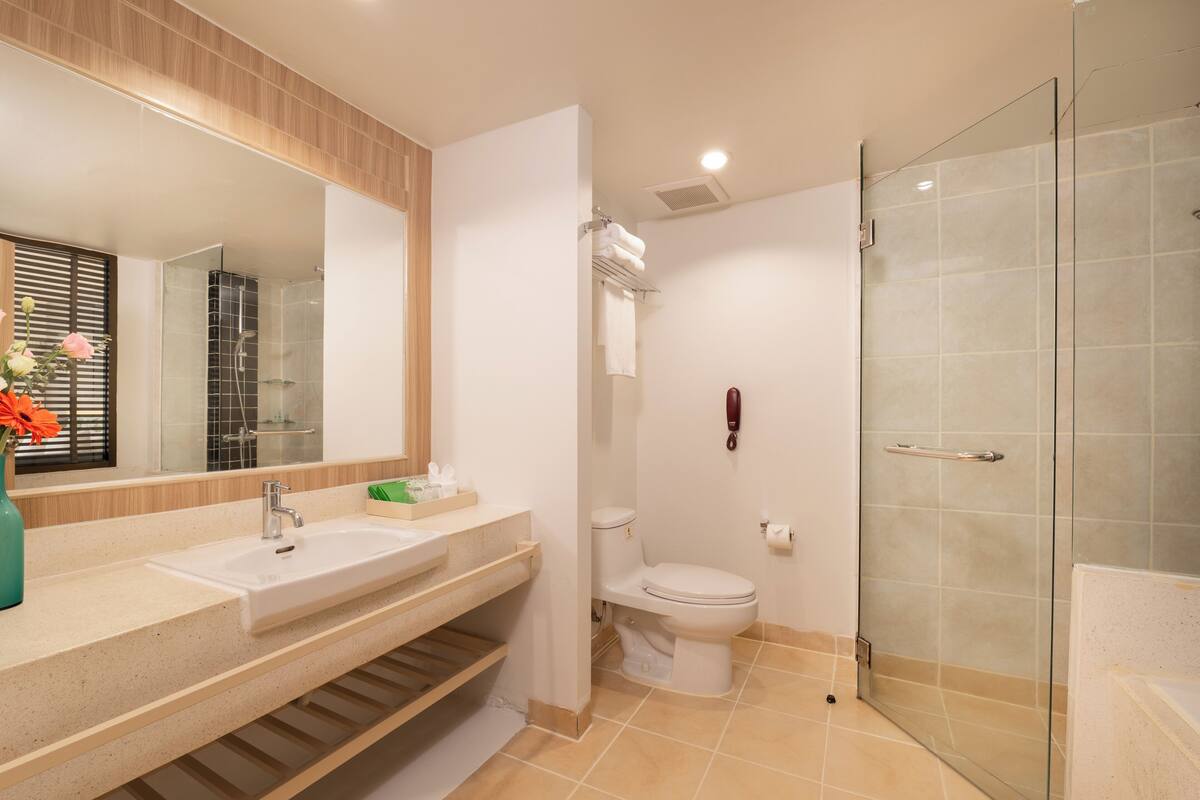 deluxe garden | bathroom | separate bathtub and shower, deep-soaking bathtub, free toiletries