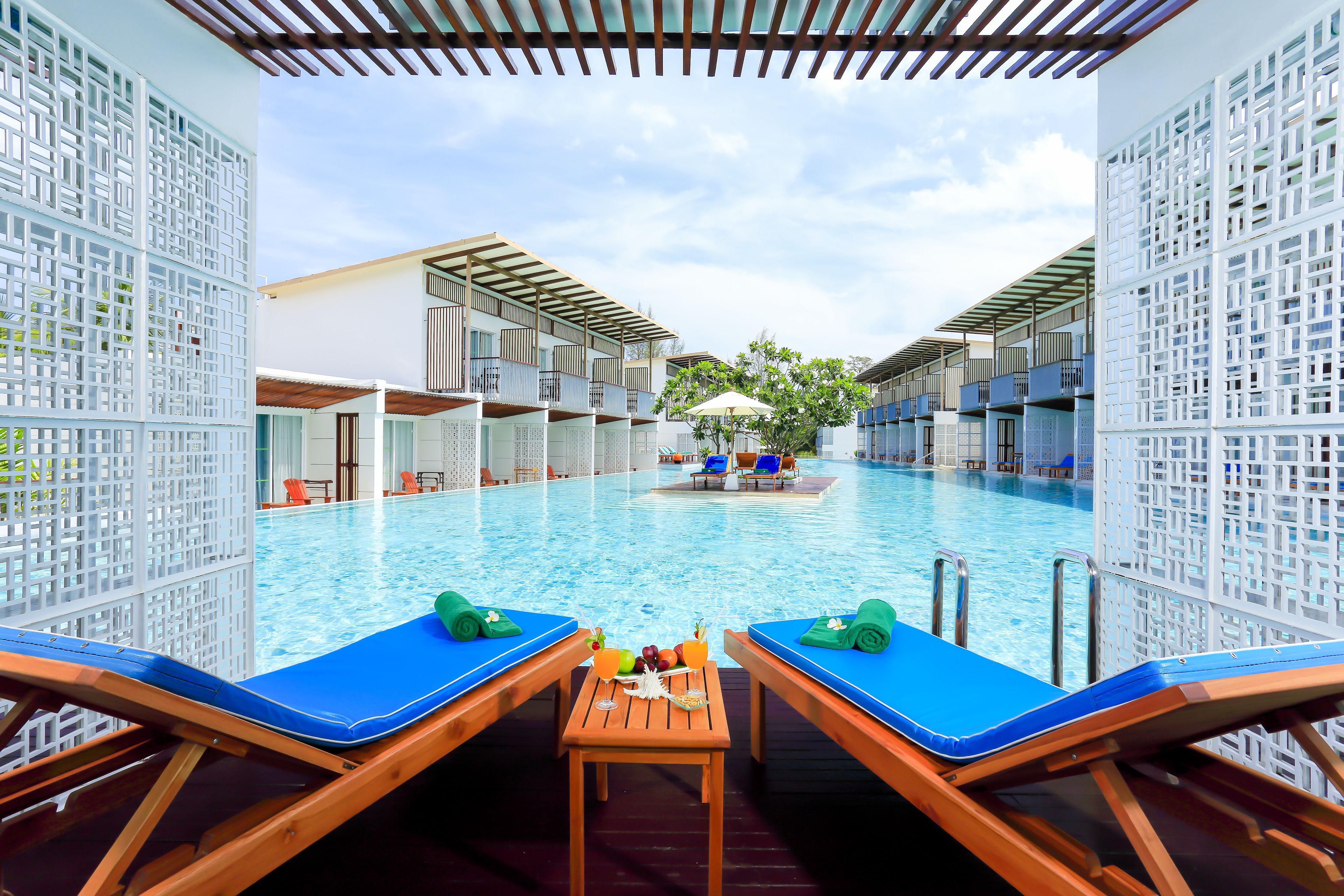 2 outdoor pools