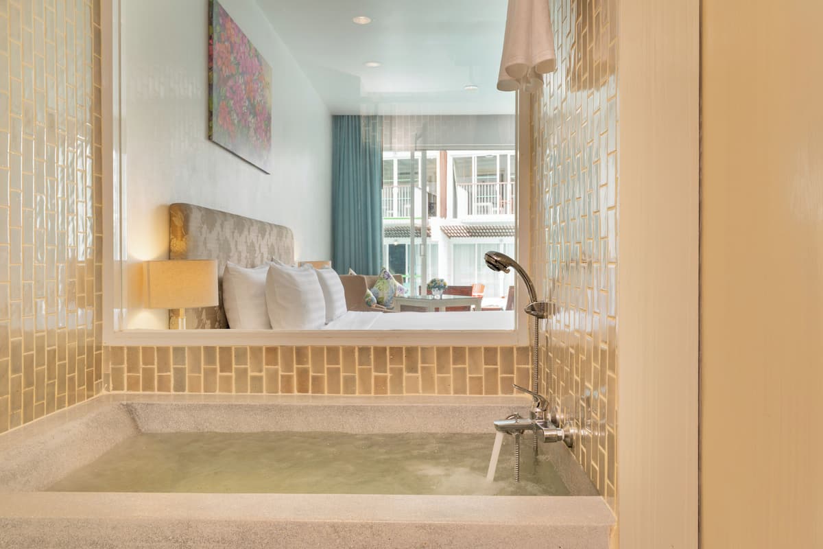 deluxe pool access | bathroom | separate bathtub and shower, deep-soaking bathtub, free toiletries