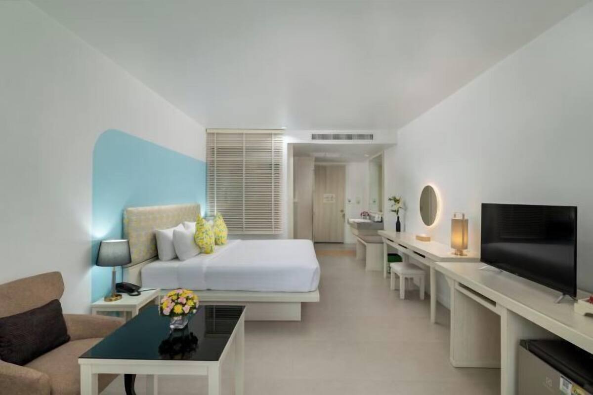 Minibar, coffres-forts dans les chambres, bureau