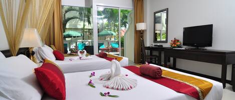 Premier Pool Access | Minibar, caja fuerte, escritorio y cortinas opacas