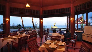 Petit déjeuner, déjeuner et dßner servis sur place, vue sur la plage