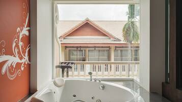 Family Jacuzzi | Minibar, in-room safe, desk, blackout curtains