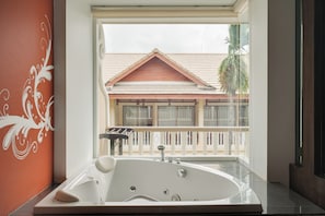 Family Jacuzzi | Minibar, värdeförvaringsskåp på rummet och skrivbord