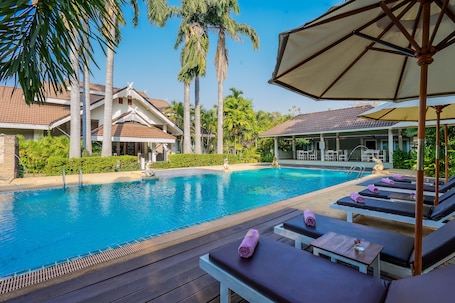 Piscina externa, funciona das 8h às 19h, guarda-sóis, espreguiçadeiras