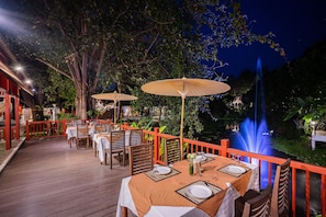 Frokost, lunsj og middag serveres, utsikt mot hagen